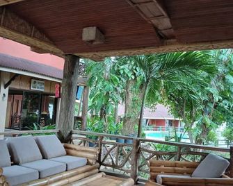 Kayla'a Beach Resort And Blackeye Brewing - Dimiao - Patio