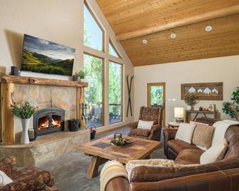 Silverheels Lodge Luxury Mountain Chalet 25 Acres Double Garage Hot Tub - Fairplay - Living room