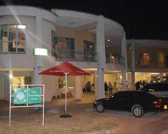 Cut Hotel - Chinhoyi - Building