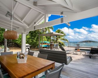 every morning turn your dream into reality in front of Pinel Island - Dutch Cul de Sac - Pátio