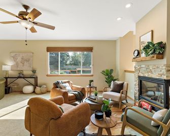 1/2 Acre Retreat: 100' TV, Open layout Navy Base and Six Flags Great America - Gurnee - Living room