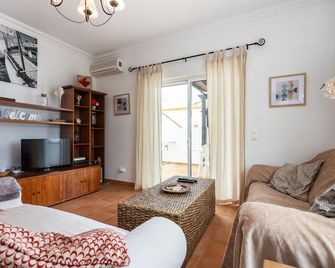 Top floor, double terrace, sea view, free Wifi - Conceição e Cabanas de Tavira - Living room