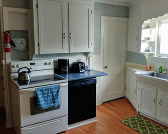 Charming New Englander with Coastal Character Steps from Everything - Rockland - Kuchyň