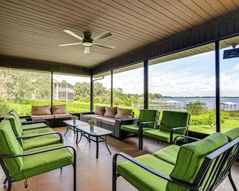 Waterfront Home w/ Boat Dock in Lake Placid! - Lake Placid - Area lounge