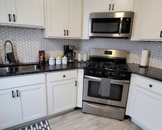 Retreat Suite 4 - Downtown Getaway - Grand Rapids - Kitchen