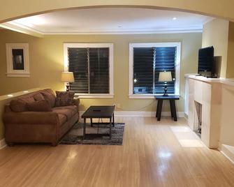 Amazing Location 2 Minutes To All The Hot Spots! - West Hollywood - Living room
