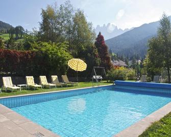 Hotel Tyrol - Funes/Villnöß - Piscina