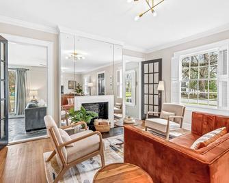 Relax in Luxury The Fogleman House Historic Downtown Burlington - Burlington - Living room