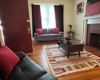 Charming 1-bedroom apartment with AC, WiFi in welcoming Albany - Albany - Living room