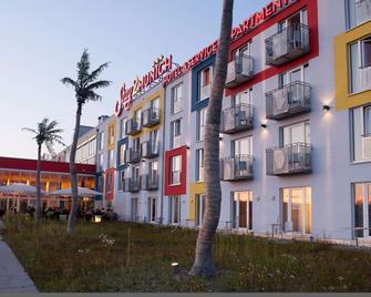 Stay2Munich Hotel & Serviced Apartments - Brunnthal - Building