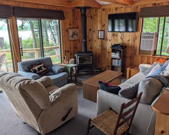 Sparkling Great Moose Lake,peaceful Cove,awesome Sunsets,gradual Sandy Beach,ac - Hartland - Living room