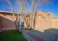 2bd,1ba Remodeled Home W/Large Yard And Corn Hole Game - Albuquerque - Outdoors view