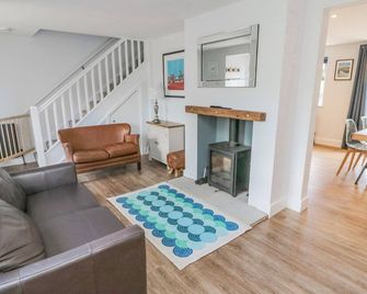 3 St Cuthberts Garth - Bamburgh - Living room