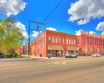 Downtown Historic Apt. Sleeps 4. Wi-fi. Pets OK! - Guthrie - Edificio