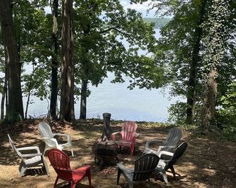 Weiss Lake Rustic Cabin on the water, new flooring! - Centre - Patio