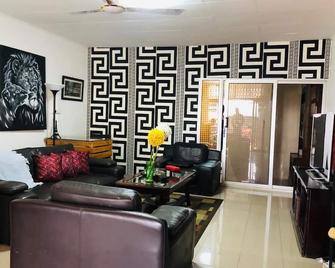 Serene one bedroom apartment in a quiet residential area, privacy assured - Accra - Wohnzimmer