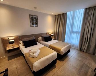 Elegant Stay Near Plaza Estrada With Outdoor Pool Free Breakfast And Parking - Río Cuarto - Bedroom