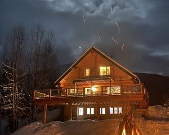 Beautiful Suite with Ski Resort & National Parks Nearby. - Golden - Building