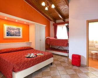 Hotel Ristorante Casa Rossa - Alba Adriatica - Bedroom
