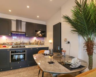 Beach Retreat, Romantic, Character Holiday Cottage In Seaford - Seaford - Kitchen