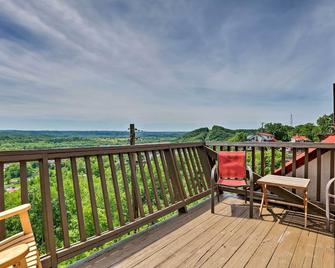 Burkesville Apt with Deck, Views and Pool Access! - Burkesville - Balcony