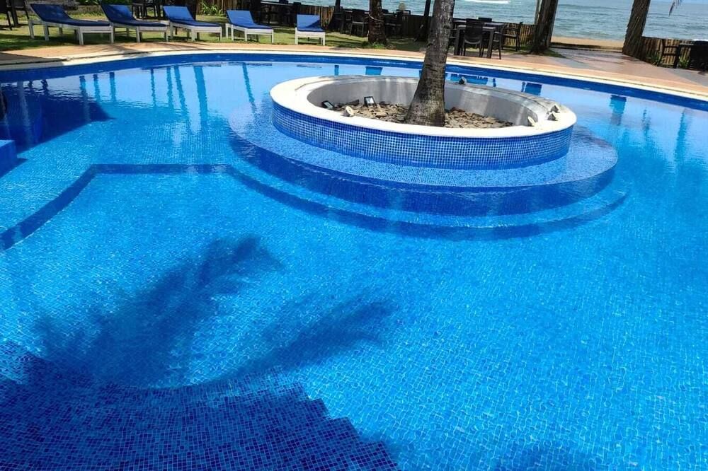 بامبو بيتش ريزورت - مونروفيا - حوض السباحة