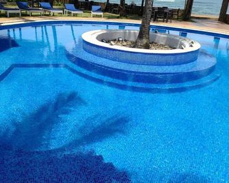 بامبو بيتش ريزورت - مونروفيا - حوض السباحة