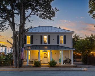 The Lyellton House: Water View, Steps from Beach - Colonial Beach - Building