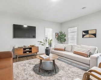 Charming 3-bedroom apartment with AC - Walking Distance to Downtown! - Battle Creek - Living room
