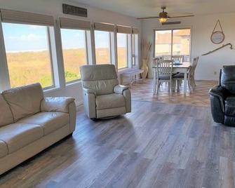 Pacific Dreams Beach House- Beach Front! Gorgeous Views! Meticulously Sanitized! - Grayland - Sala de estar