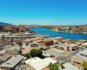 Beautiful Moovalya Keys Waterfront -- 3 bed/3 bath with boat dock - Parker