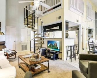 Cozy and Quaint Condo water view - Horseshoe Bay - Living room