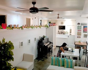 Crossroads Hostel Manila - מנילה