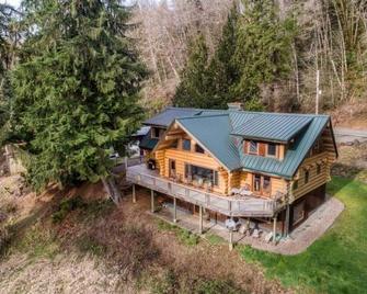 Log Home on Nehalem River 1500sf lower level is all yours. Fish, hike, hunt. - Seaside - Building