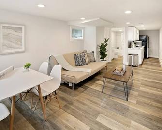 Perch - The I5 Suite | 1br | Backyard | Gym - Seattle - Living room