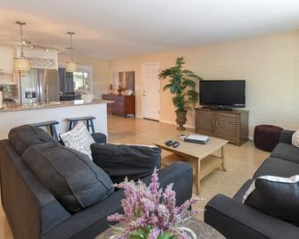 Charming Home w/ Golf Course + Mountain Views - Sun City - Sala de estar