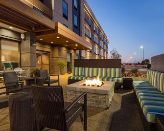 Home2 Suites by Hilton Fargo - פארגו - פטיו