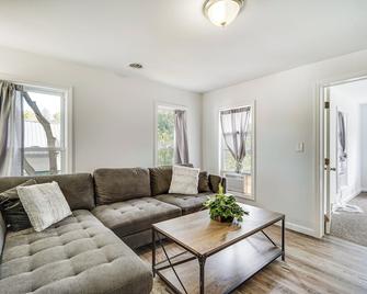 Cozy Glens Falls Getaway 1 Mi to Downtown - Glens Falls - Living room