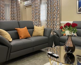 Jpn Square Douala - Douala - Wohnzimmer