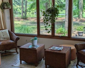 Serenity on the Pond - Onley - Living room