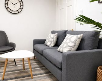 Cozy Private Garden Suite near Gillette Stadium,Boston/BBQ/Parking/Walk to Train - Westwood - Sala de estar