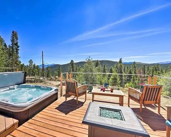 2 Mi to St Marys Glacier Modern Cabin with Hot Tub - Idaho Springs