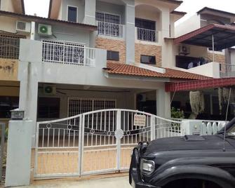 Sk Homestay 2 - Lumut - Building