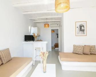 Ninemia Suites - Kionia - Obývací pokoj