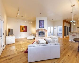 Unique luxury condo in downtown Clinton! - Clinton