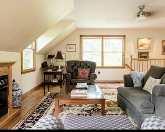 Carriage House Hideaway In Middle Of Chestertown - Chestertown - Living room