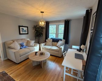 Centrally located three bedroom Marshfield home. With a home office. - Marshfield - Sala de estar