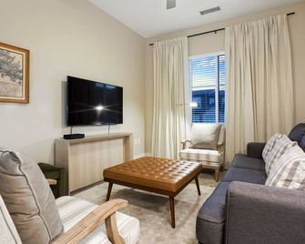 Unbeatable Location Golden Condo - Walk Everywhere - Golden - Living room