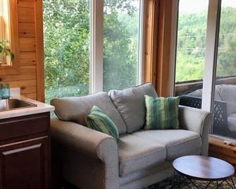 Secluded Tiny Cabin Screened Porch Sleeps 4 - Goshen Springs Getaway - Alma - Olohuone