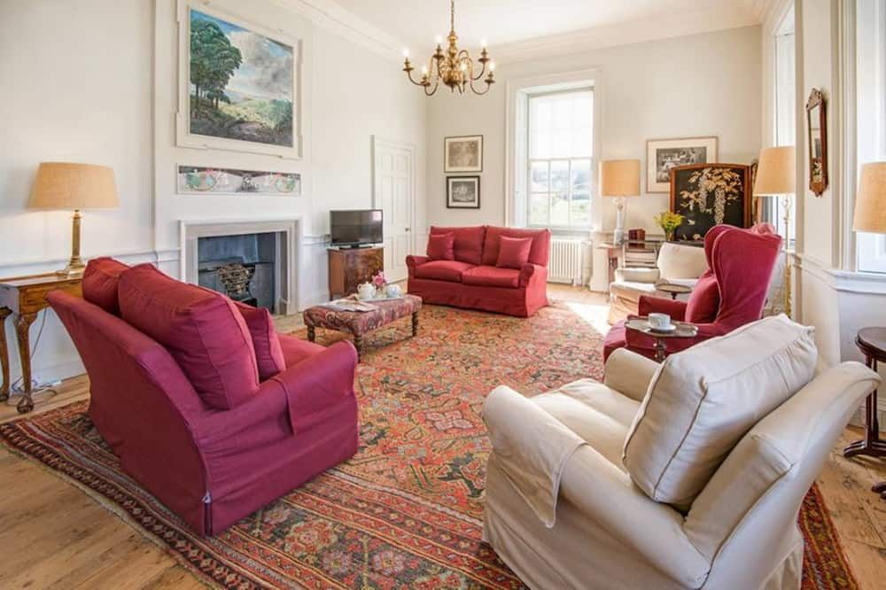 Merchant's House - LARGE two floor apartment!! Sleeps up to 11 people, First floor available separately, sleeping 2 people at a reduced rate!!! - איימאות' - סלון